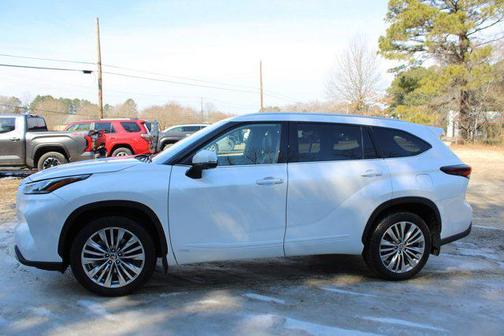 2025 Toyota Highlander Hybrid Platinum