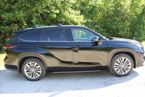 Midnight Black Metallic 2026 Toyota Highlander Hybrid Platinum