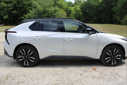 Wind Chill Pearl w/Midnight Black Metallic Roof 2026 Toyota bZ Limited