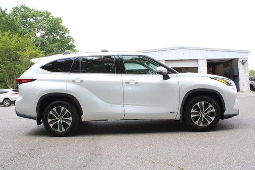 2022 Toyota Highlander Hybrid XLE