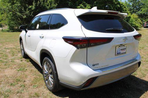 Wind Chill Pearl 2026 Toyota Highlander Hybrid Platinum