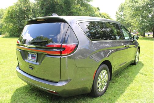 Granite Crystal Metallic Clearcoat 2023 Chrysler Pacifica Touring L