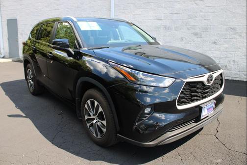 Midnight Black Metallic 2023 Toyota Highlander XLE