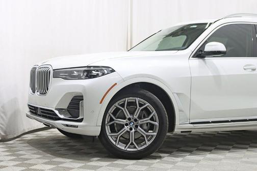 Mineral White Metallic 2022 BMW X7 xDrive40i