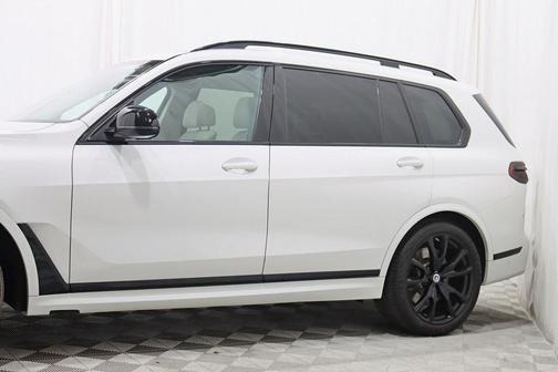 2023 BMW X7 M60i