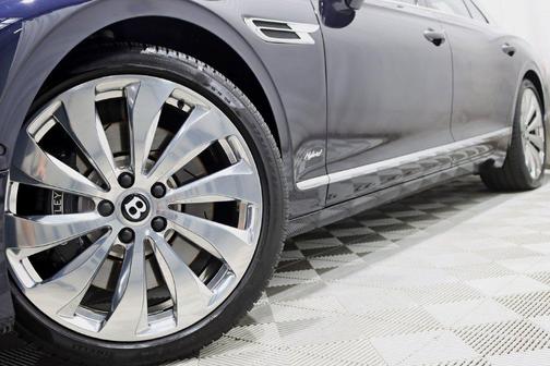 Dark Sapphire 2022 Bentley Flying Spur Hybrid