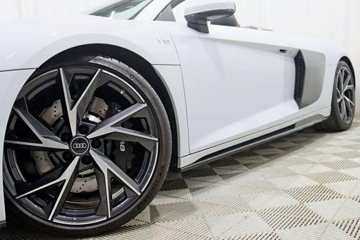 Suzuka Gray Metallic/Black Roof 2023 Audi R8 V10 performance RWD S tronic