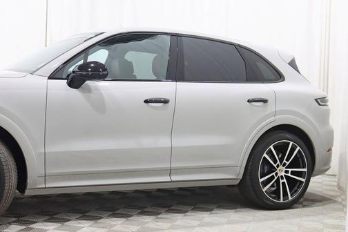 Chalk 2024 Porsche Cayenne Cayenne