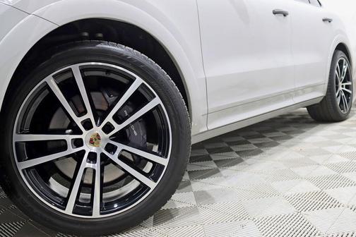 Chalk 2024 Porsche Cayenne Cayenne