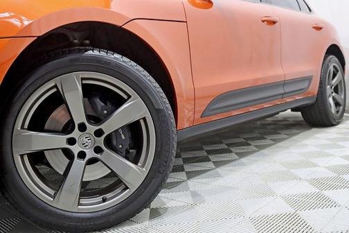 Papaya Metallic 2025 Porsche Macan Macan