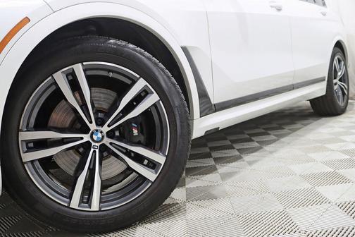 Mineral White Metallic 2024 BMW X7 xDrive40i
