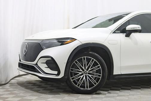 MANUFAKTUR Signature Rubellite Red Metallic 2023 Mercedes-Benz EQS 580 4MATIC