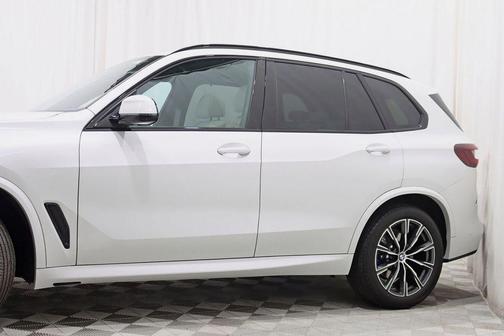 Mineral White Metallic 2023 BMW X5 xDrive40i