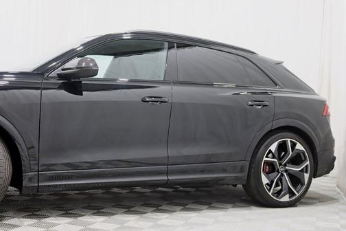 Mythos Black Metallic 2024 Audi RS Q8 4.0T