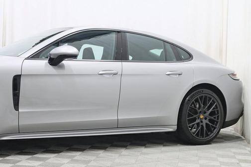 2023 Porsche Panamera 4