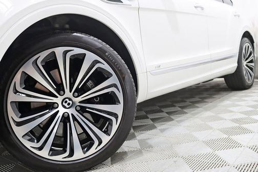 Glacier White 2021 Bentley Bentayga V8
