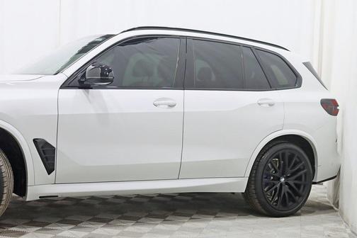 2025 BMW X5 M60i