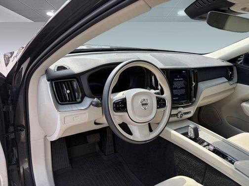 2023 Volvo XC60 B5 Plus Dark Theme