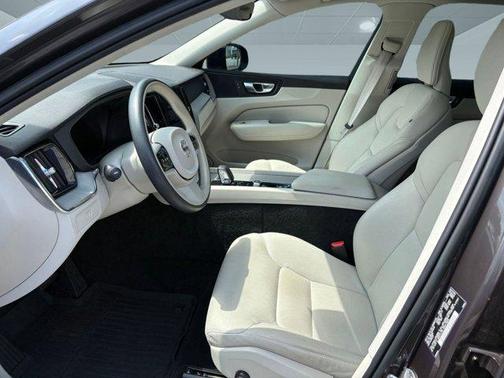 2023 Volvo XC60 B5 Plus Dark Theme