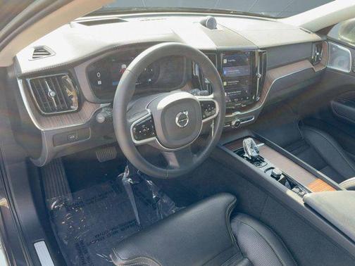 2023 Volvo XC60 B5 Ultimate Bright Theme