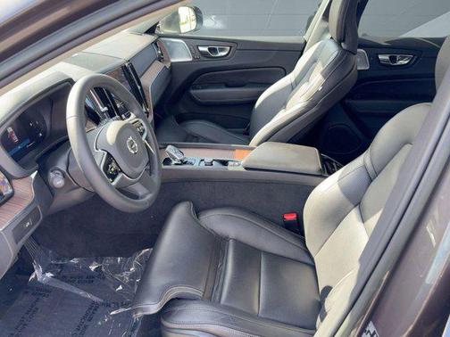 2023 Volvo XC60 B5 Ultimate Bright Theme