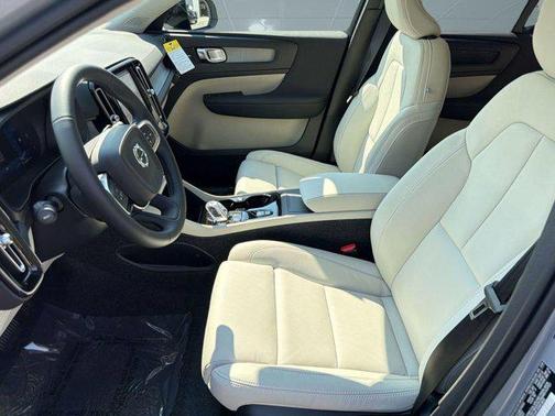 Vapour Grey Metallic 2026 Volvo XC40 Ultra, B5 AWD Gas (mild hybrid), Dark