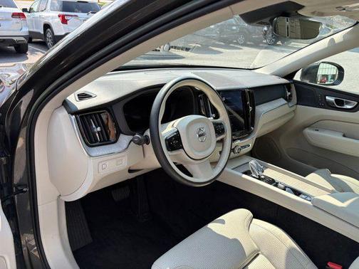 2022 Volvo XC60 B5 Inscription