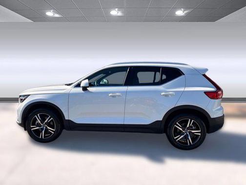 2025 Volvo XC40 B5 Core Bright Theme