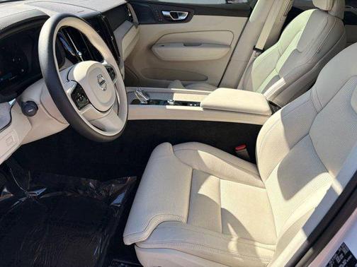 2022 Volvo XC60 B5 Inscription