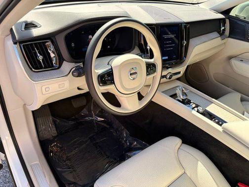 2022 Volvo XC60 B5 Inscription