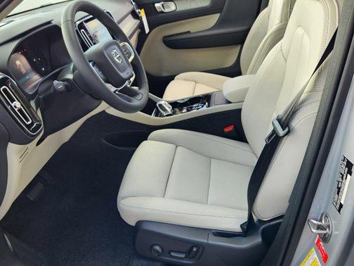 2025 Volvo XC40 Plus Bright Theme