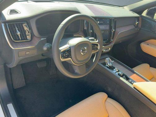 2024 Volvo XC60 B5 Ultimate Dark Theme