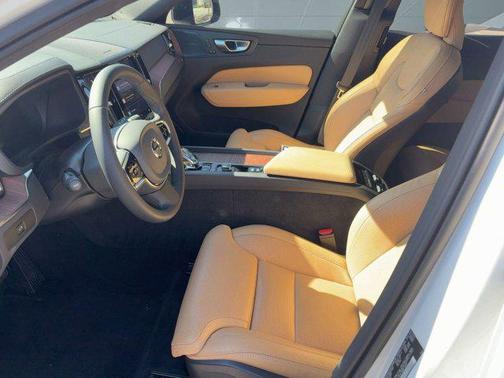 2024 Volvo XC60 B5 Ultimate Dark Theme