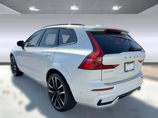 2024 Volvo XC60 B5 Ultimate Dark Theme