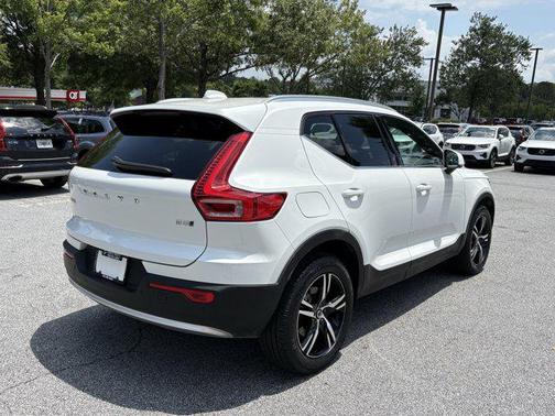 2025 Volvo XC40 B5 Core Bright Theme
