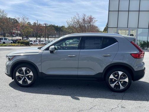 2025 Volvo XC40 B5 Core Bright Theme