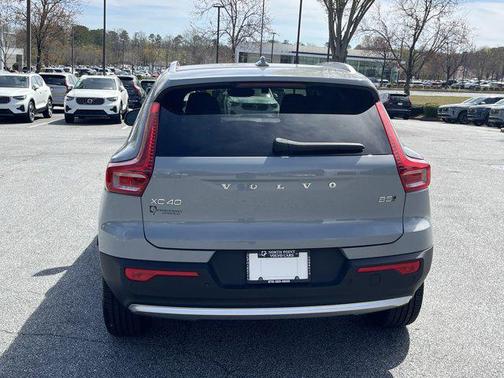 2025 Volvo XC40 B5 Core Bright Theme