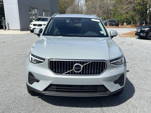 2025 Volvo XC40 B5 Core Bright Theme