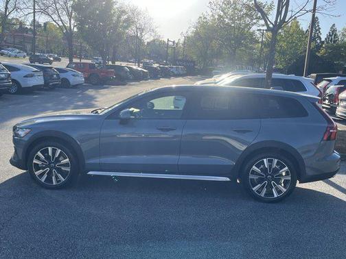 2022 Volvo V60 Cross Country T5