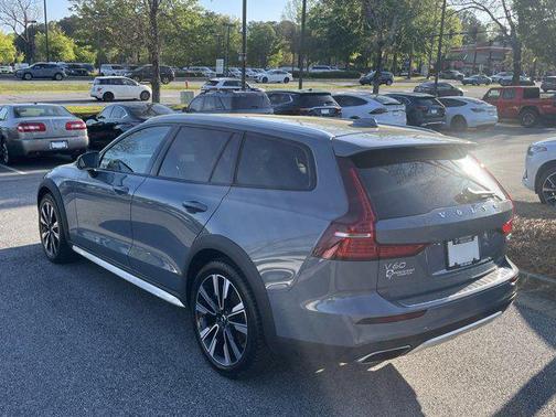 2022 Volvo V60 Cross Country T5