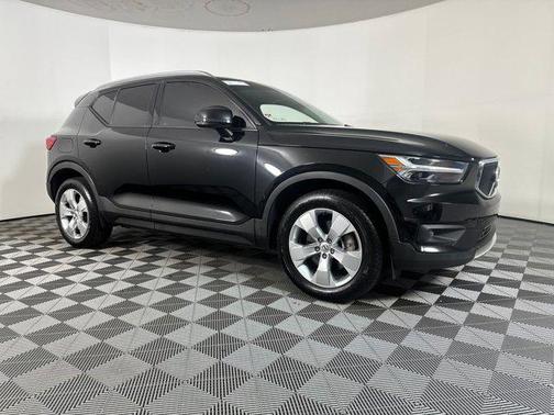 2022 Volvo XC40 T5 Momentum