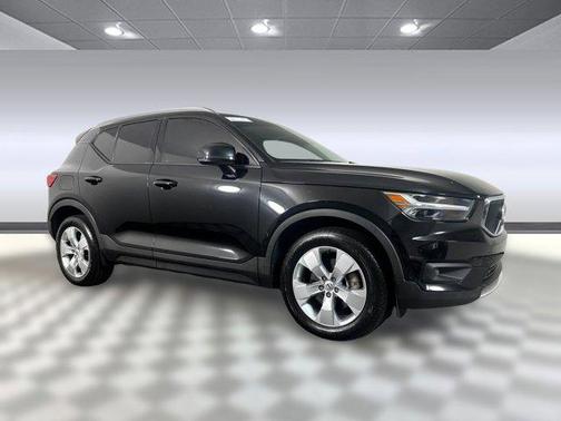 2022 Volvo XC40 T5 Momentum
