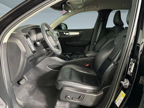 2022 Volvo XC40 T5 Momentum