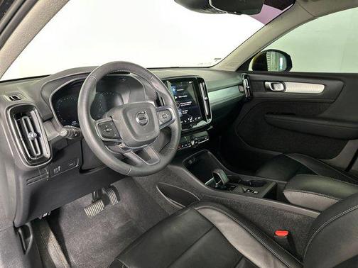 2022 Volvo XC40 T5 Momentum