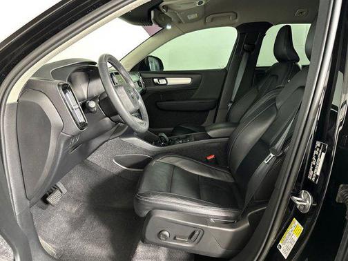 2022 Volvo XC40 T5 Momentum