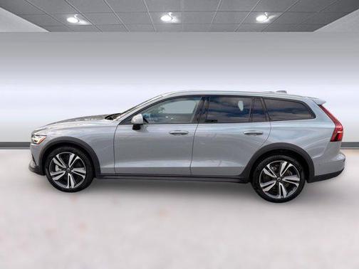 2025 Volvo V60 Cross Country B5 Plus