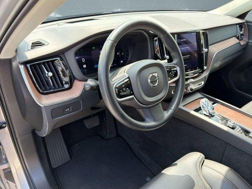 2023 Volvo XC60 B5 Ultimate Dark Theme
