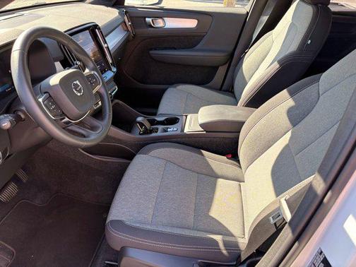 2025 Volvo XC40 B5 Core Bright Theme