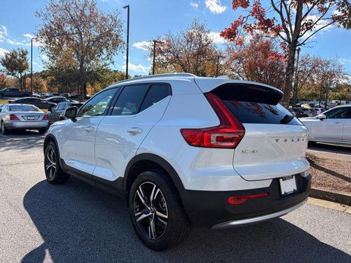 2025 Volvo XC40 B5 Core Bright Theme