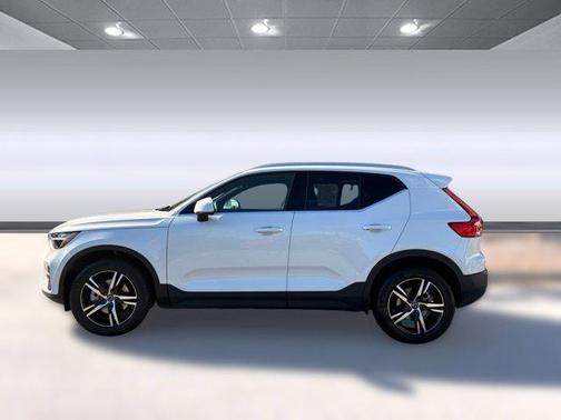 2025 Volvo XC40 B5 Core Bright Theme